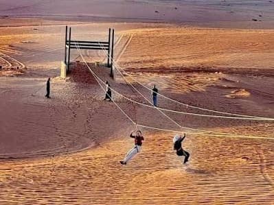 Tirolina en el desierto